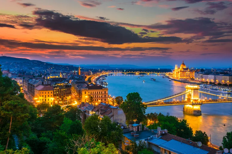 Panoramablick auf Budapest mit dem ungarischen Parlamentsgebäude bei Nacht.