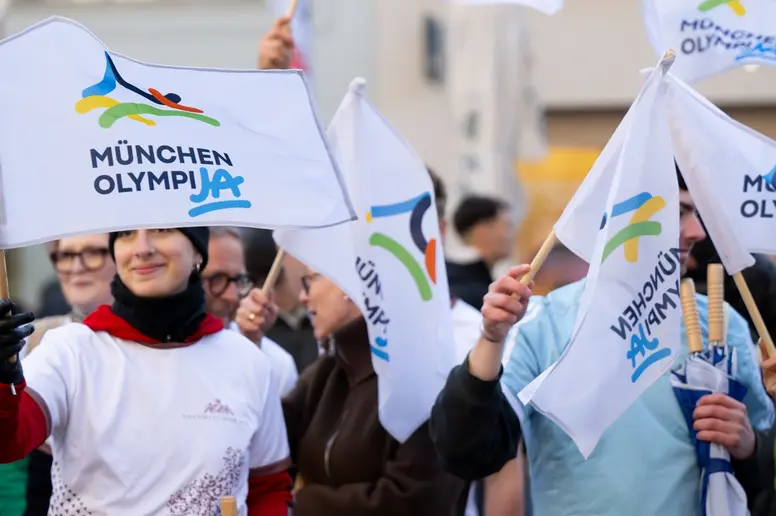 Befürworter einer Olympiabewerbung nehmen an einer Kundgebung auf dem Marienplatz teil.