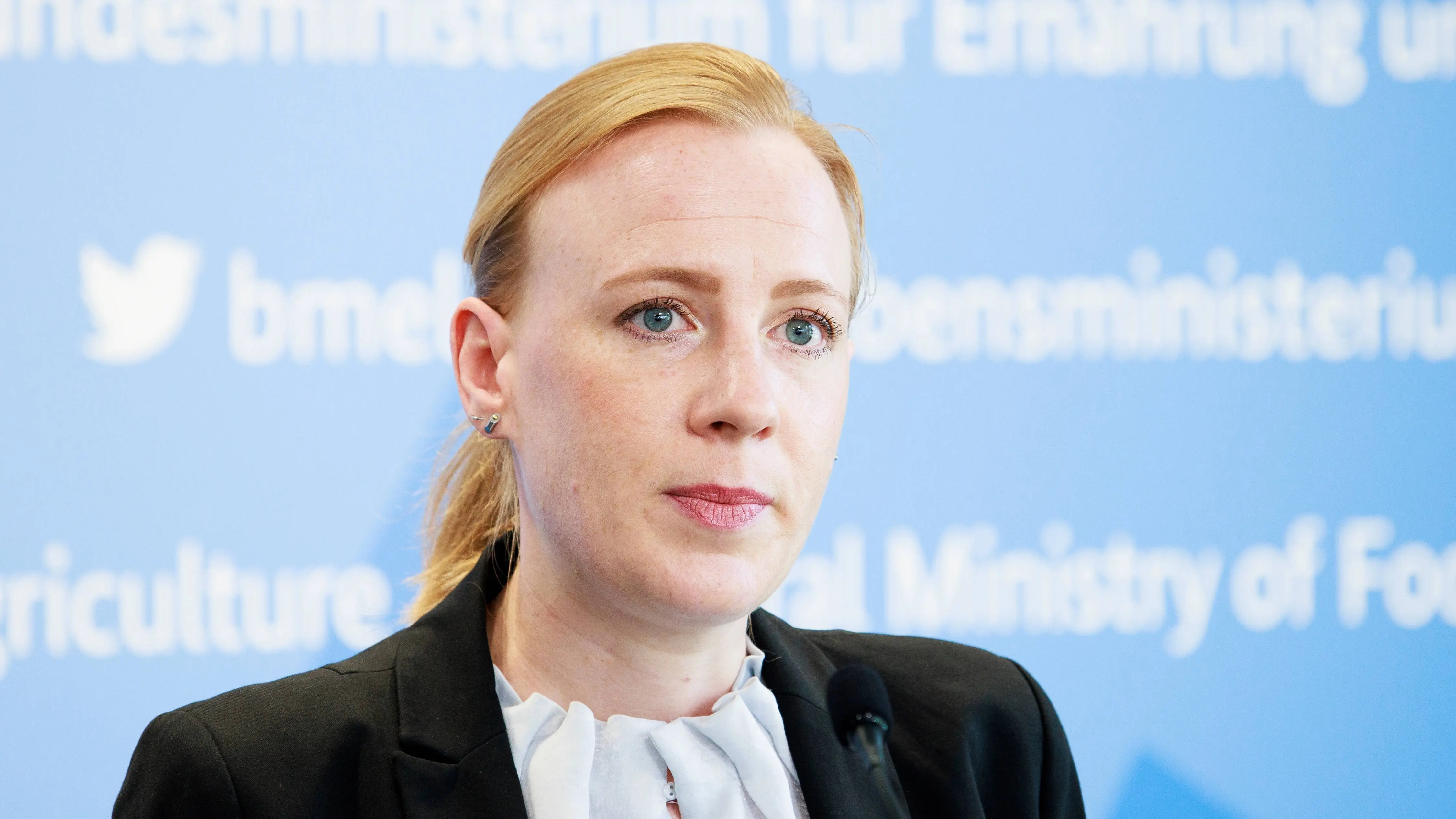 Ariane Kari Ariane Kari vor einer blauen Pressewand