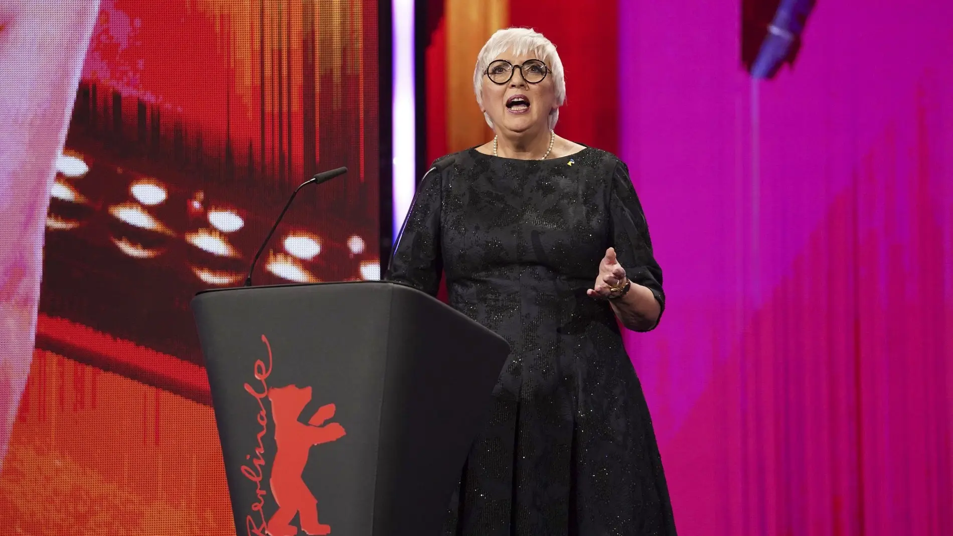 Claudia Roth bei der Eröffnung der 73. Berlinale am Rednerpult