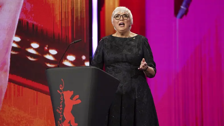 Claudia Roth bei der Eröffnung der 73. Berlinale am Rednerpult