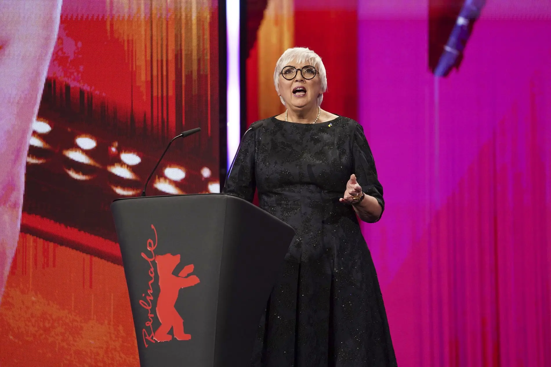 Claudia Roth bei der Eröffnung der 73. Berlinale am Rednerpult