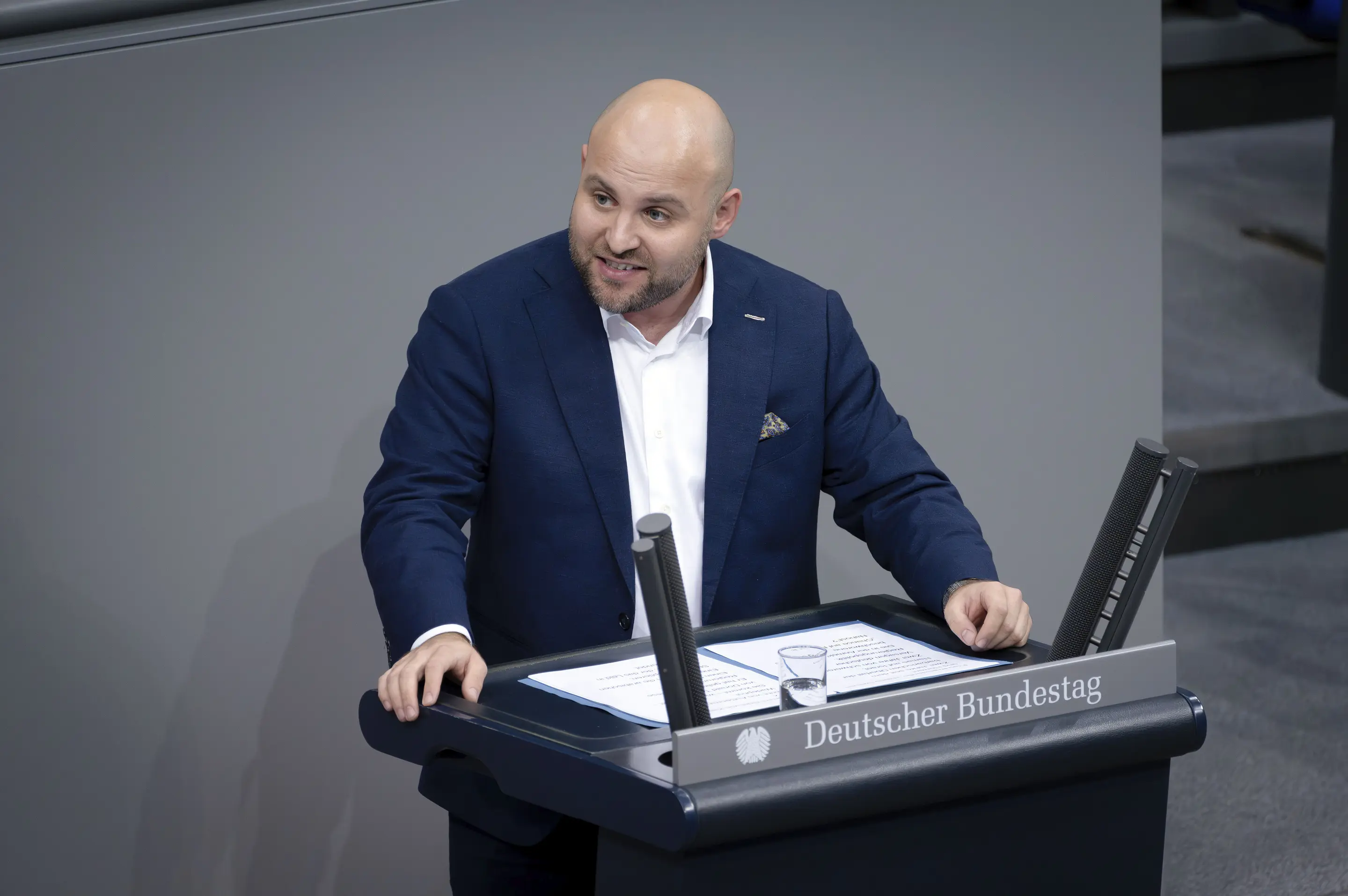Markus Frohnmaier spricht bei der Plenarsitzung im Deutschen Bundestag.