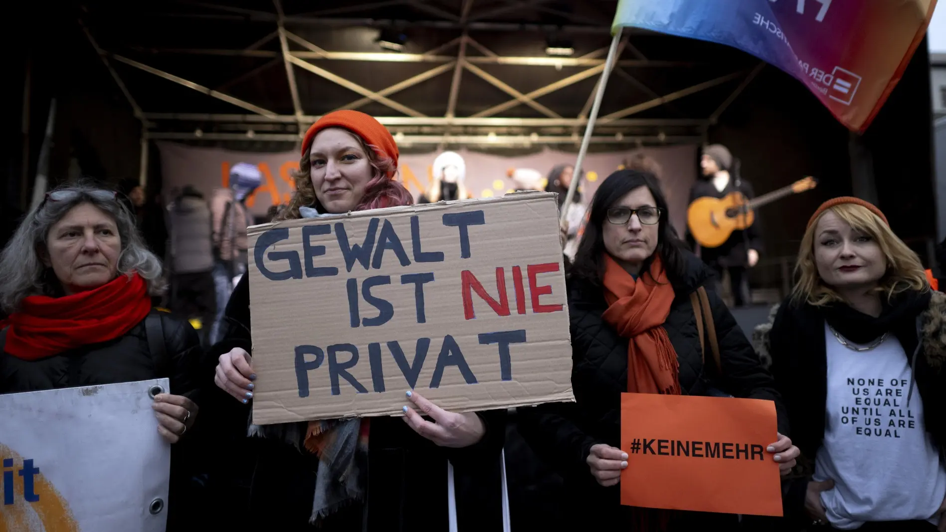 Demonstrantinnen halten ein Schild mit der Aufschrift "Gewalt ist nie Privat".