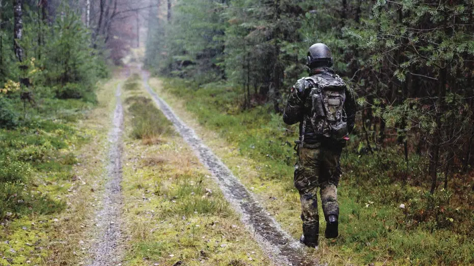 Soldat der Bundeswehr durchquert während einer Übung einen Wald