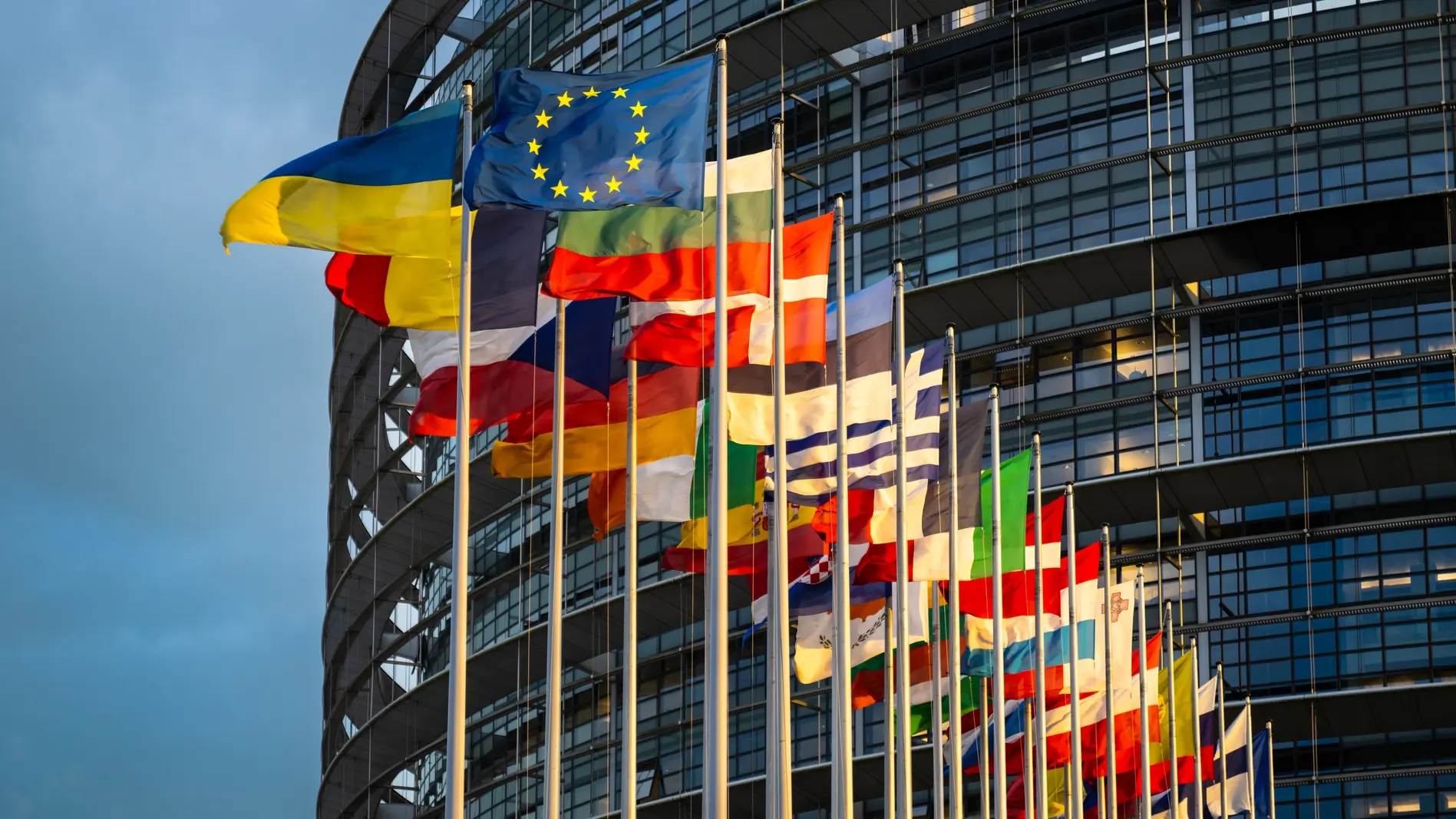 Flaggen wehen vor dem Gebäude des Europäischen Parlaments