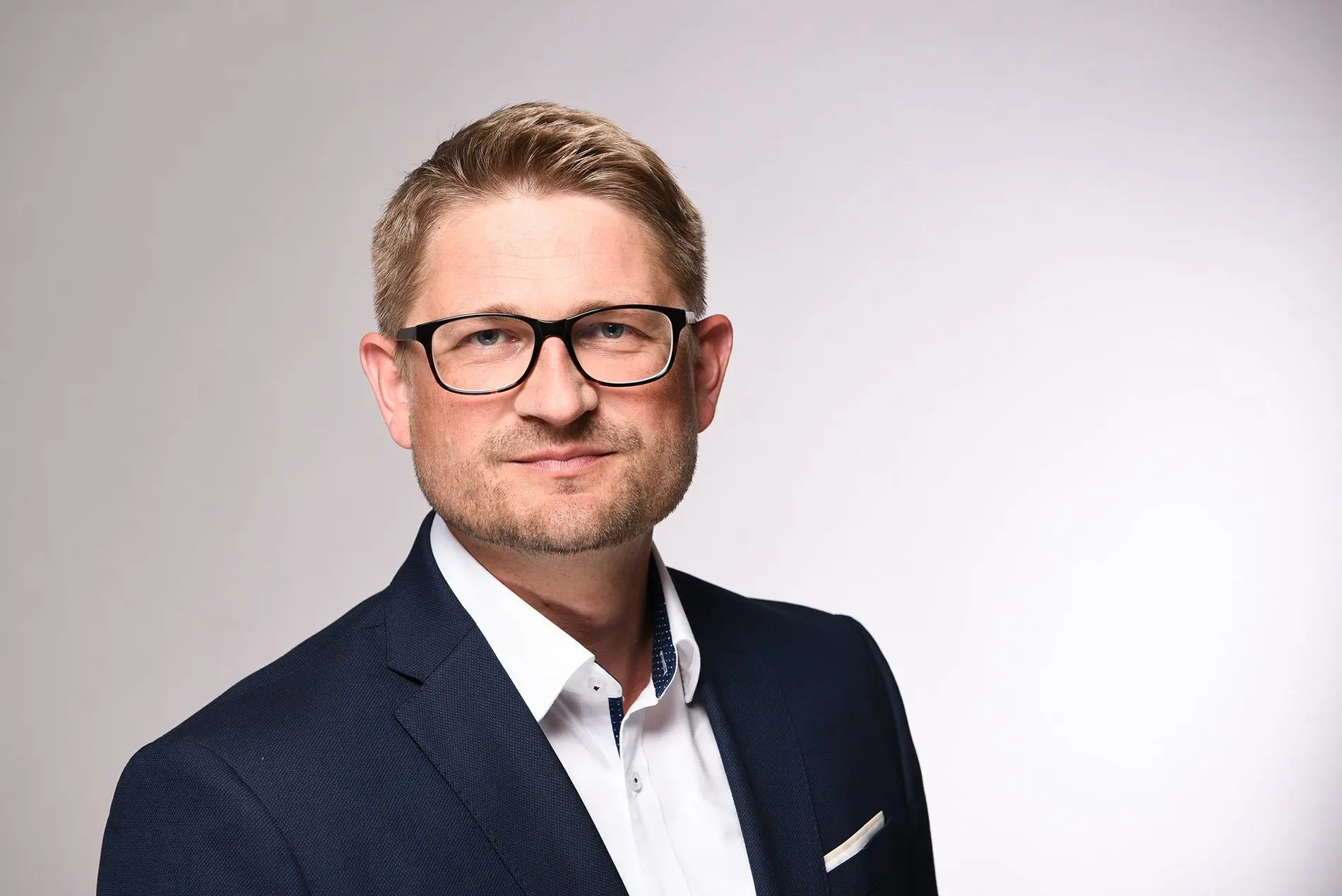 René Springer Portät von dem Abgeordneten René Springer mit Brille.