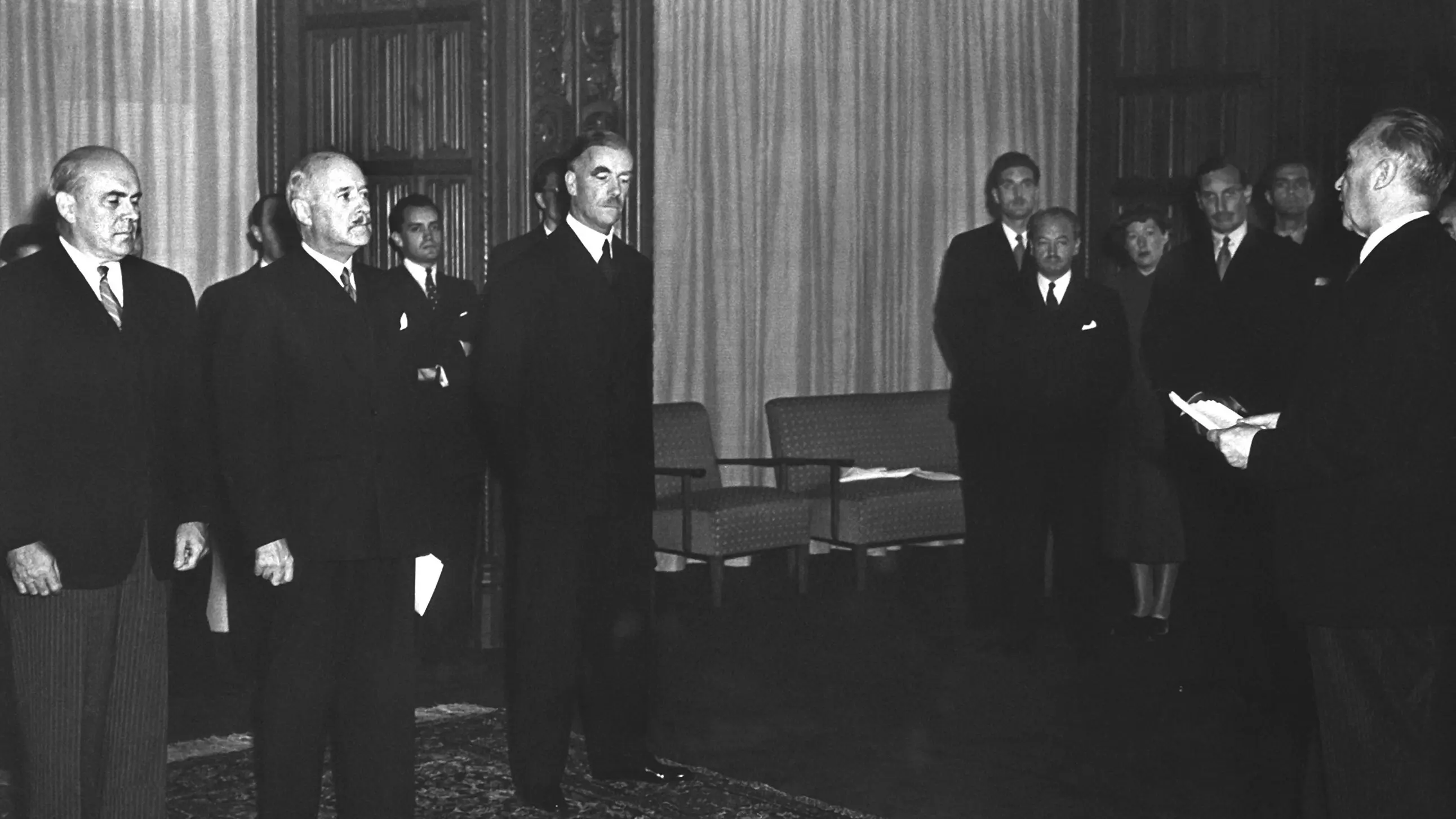 Übergabe Besatzungsstatut Konrad Adenauer (mit John J. McCloy (USA), Andre Francois-Poncet (Frankreich) und Sir Brian Robertson (Großbritannien)