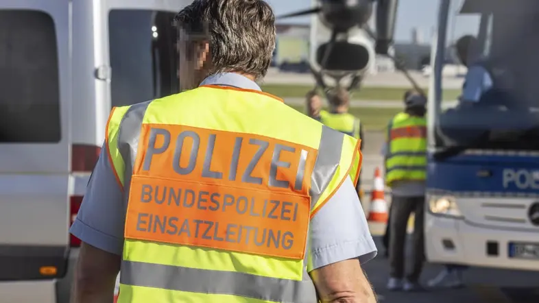 Polizist von hinten