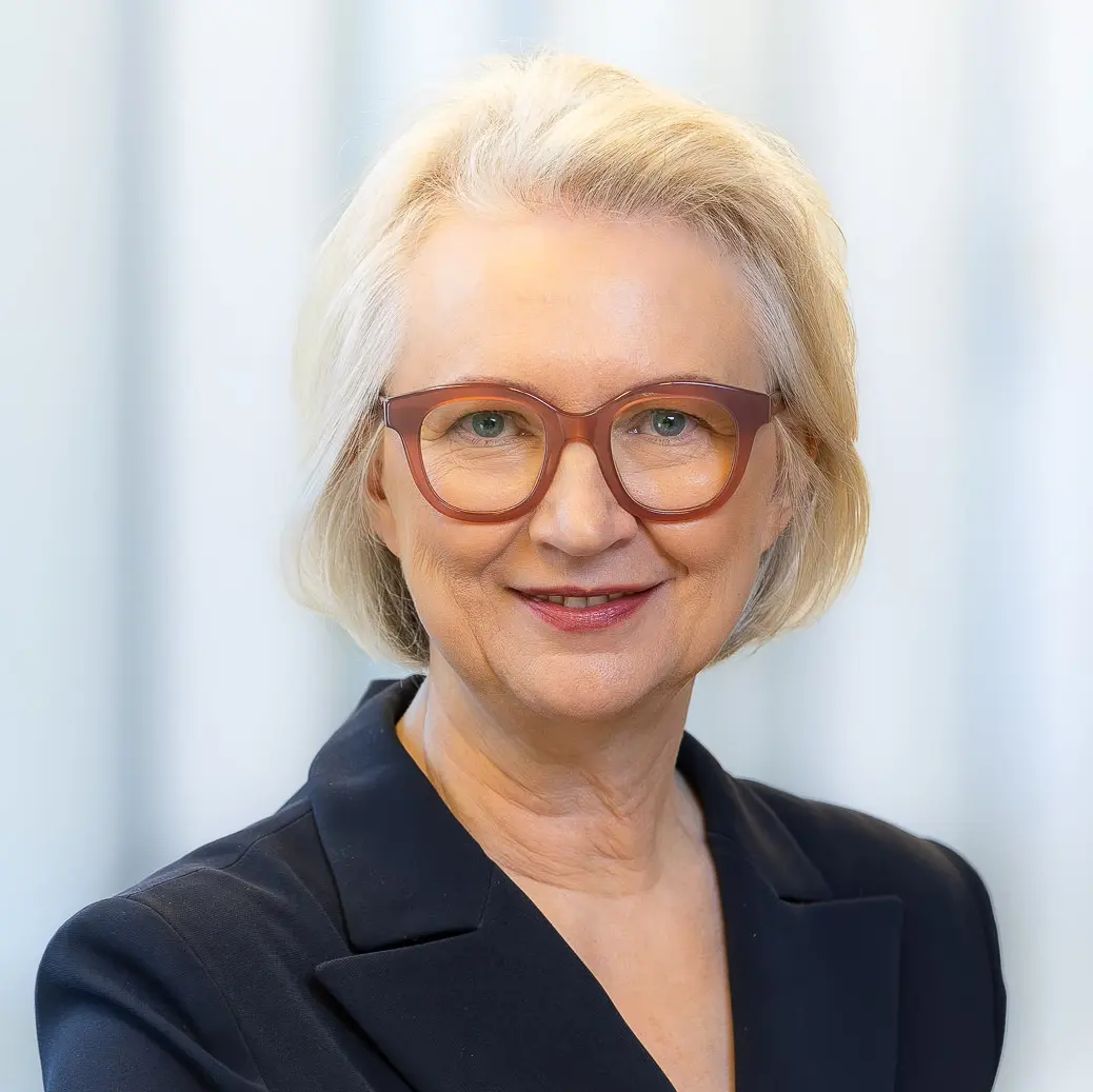 Monika Schnitzer Porträt von Monika Schnitzer mit Brille