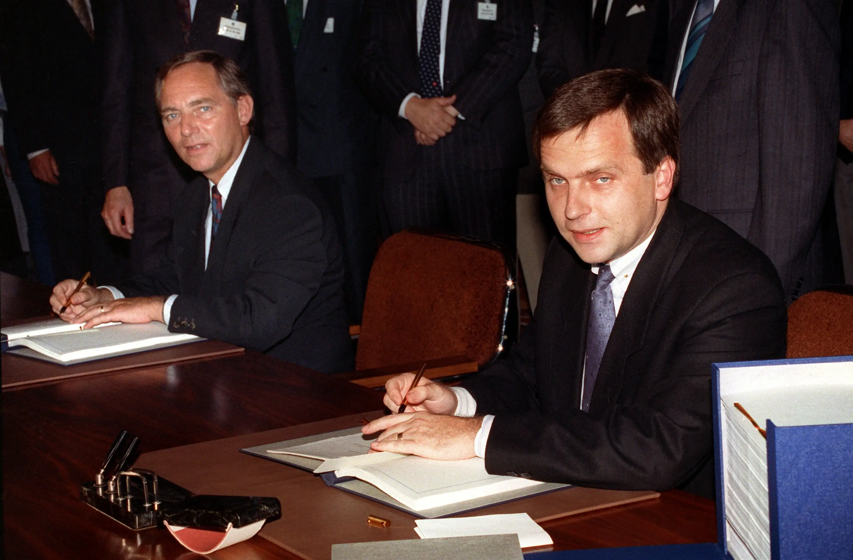 Bundesinnenminister Wolfgang Schäuble und DDR-Staatssekretär Günther Krause.