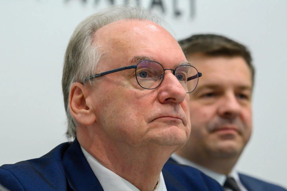 Reiner Haseloff und Sven Schulze (r, CDU)während einer Pressekonferenz