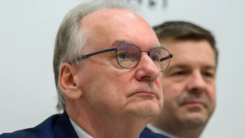 Reiner Haseloff und Sven Schulze (r, CDU)während einer Pressekonferenz