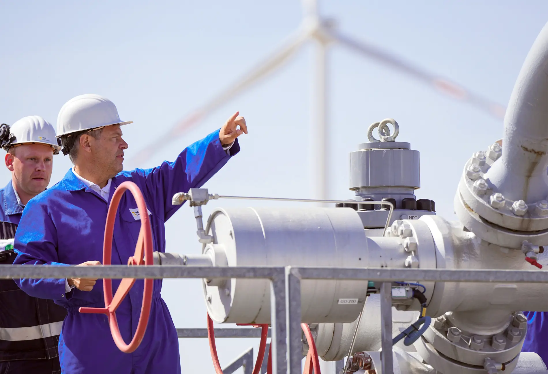 Energieversorgung: Grüner Wasserstoff Robert Habeck, Bundesminister für Wirtschaft und Klimaschutz, besichtigt während seines Besuchs in der VNG Gasspeicher GmbH einen Kavernenspeicher.