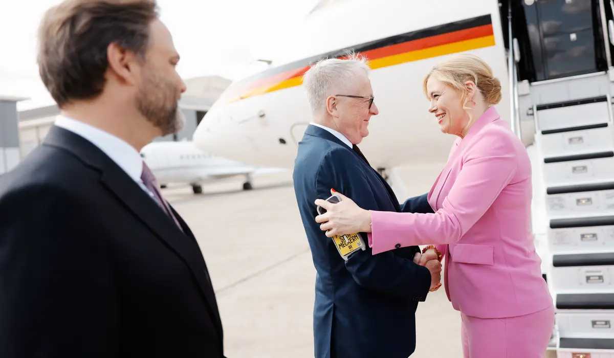 Der deutsche Botschaft in Paris, Stephan Steinlein, begrüßt Klöckner am Flughafen.