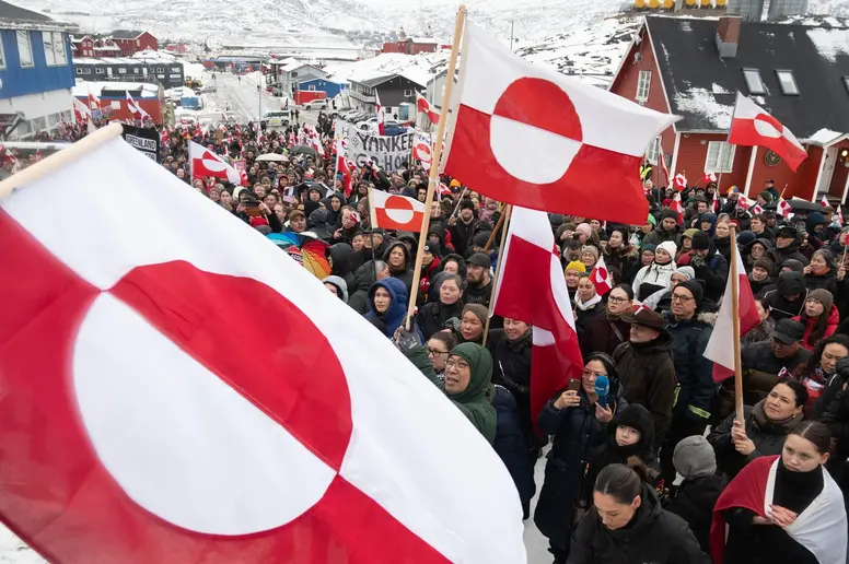 Menschen schwenken Fahnen bei Protesten in Grönland