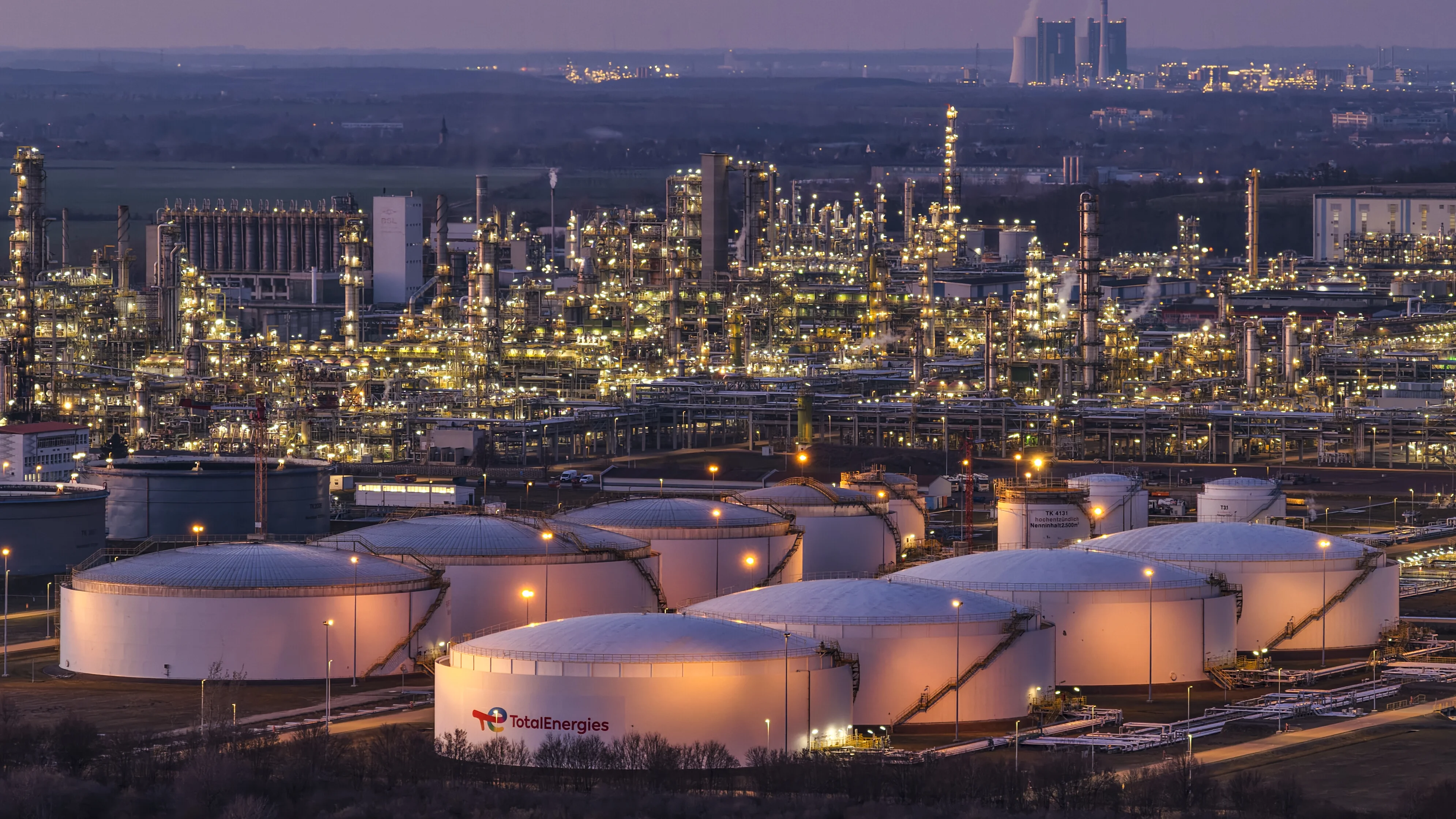 Blick auf eine Kerosinraffinerie