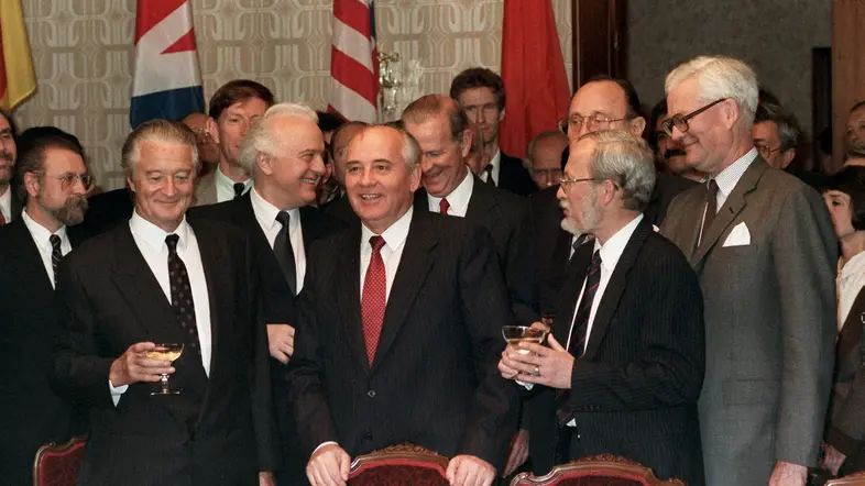 Der sowjetische Präsident Michail Gorbatschow mit von den sechs Außenministern.
