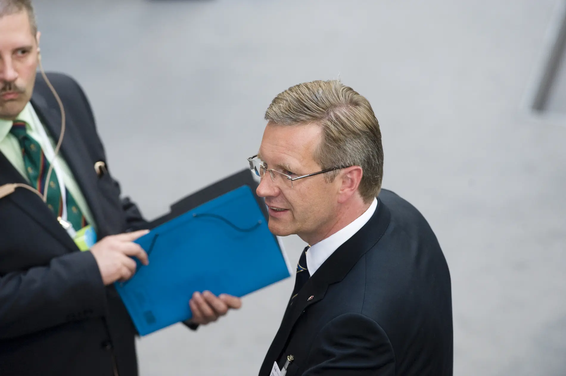 Christian Wulff Christian Wulff seitlich fotografiert während eines Gesprächs