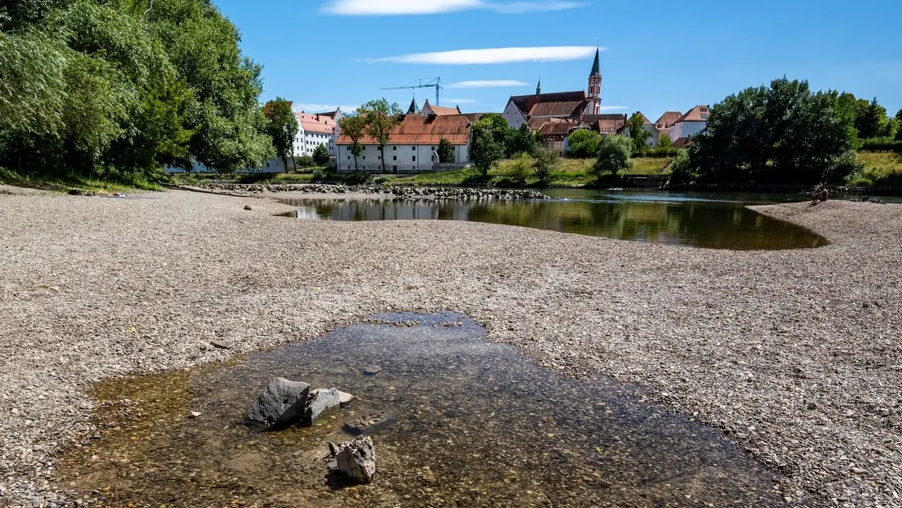 Die Regierung will das Wasser besser schützen. Kies liegt am Ufer der Niedrigwasser führenden Donau.
