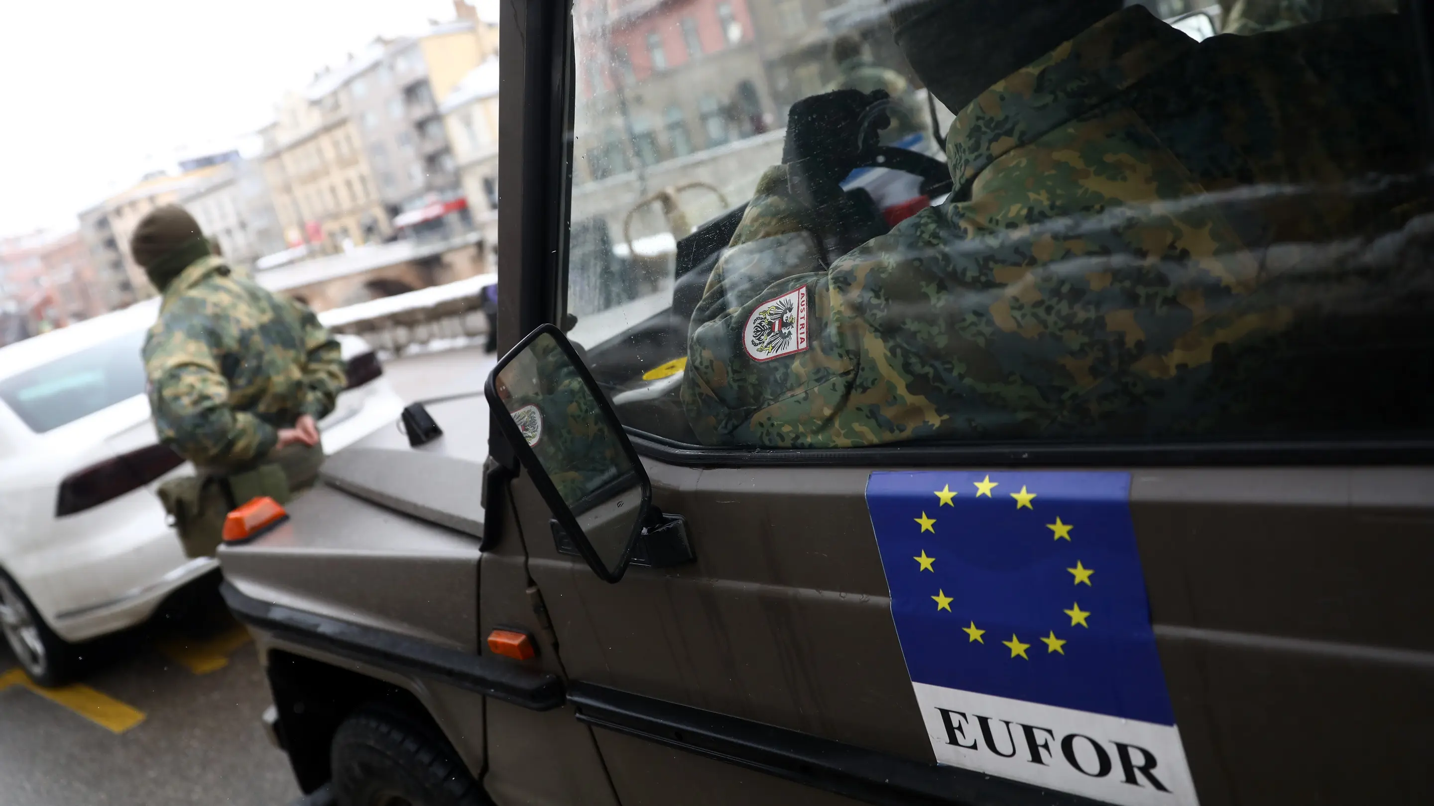 Zu sehen ist eine Patrouille der Europäischen Union in Bosnien und Herzegowina (EUFOR) in Sarajevo.