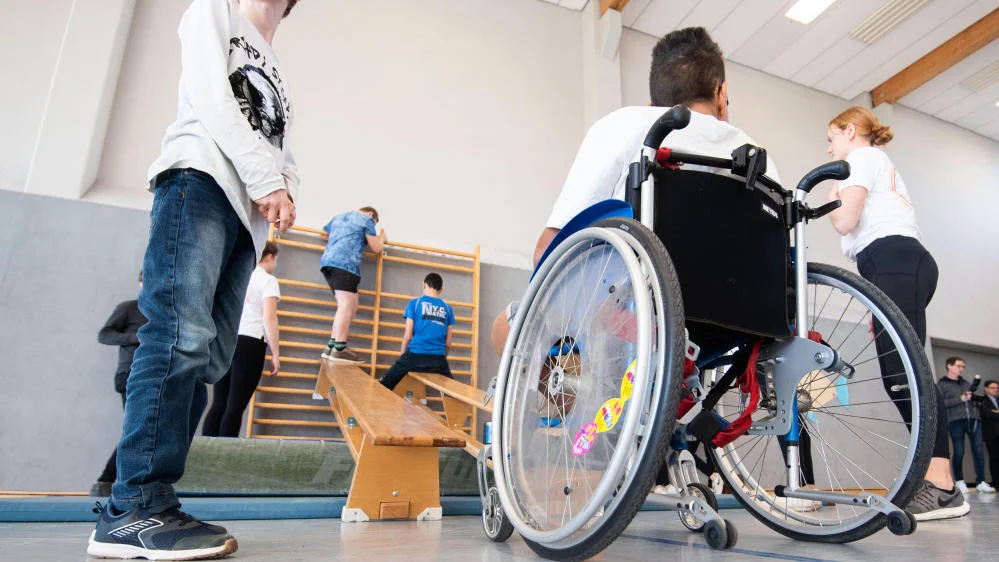 Schüler mit und ohne Rollstuhl