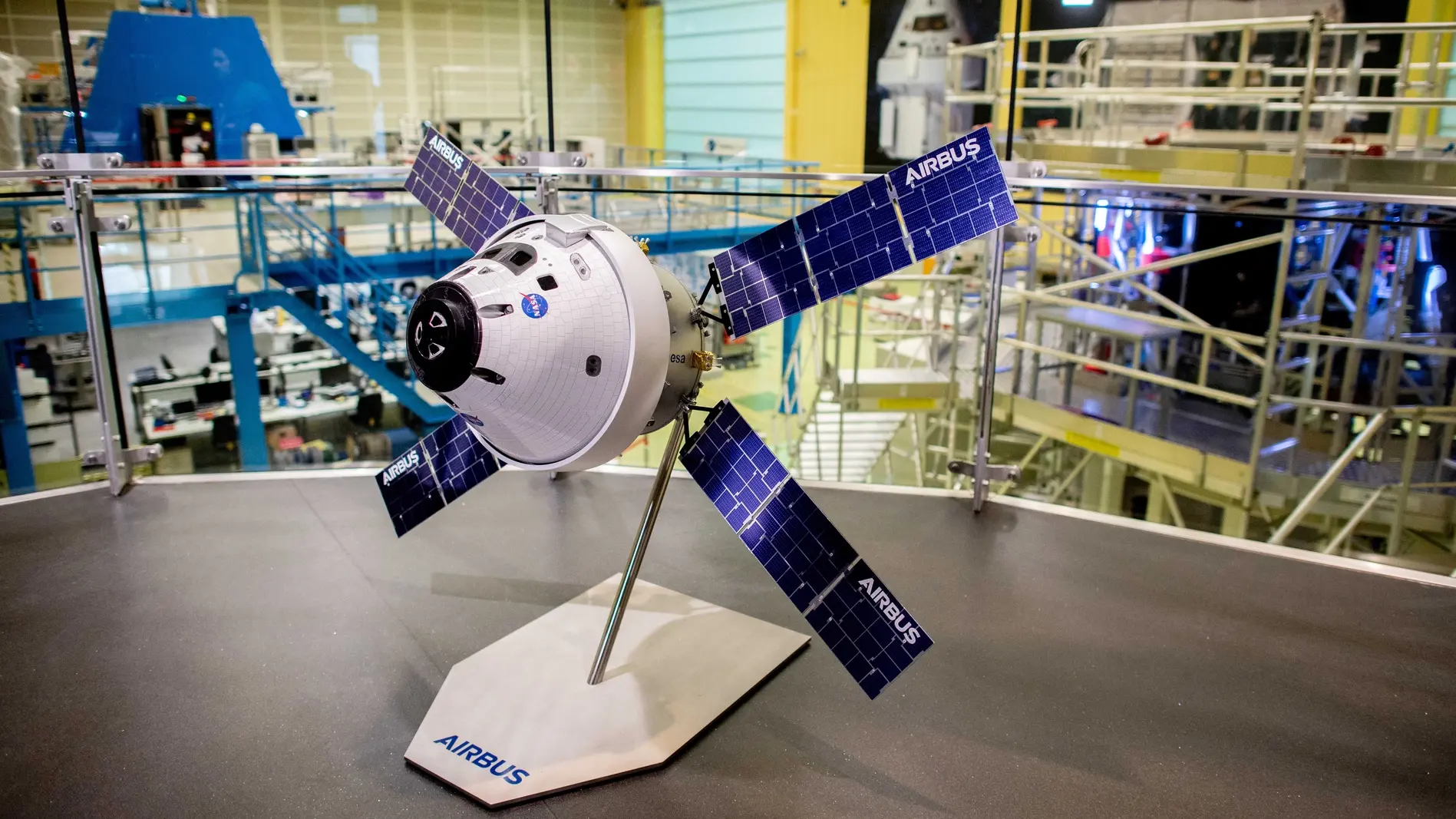Von Airbus entwickeltes Servicemodul steht im Gebäude der ArianeGroup Von Airbus entwickeltes Servicemodul steht im Gebäude der ArianeGroup