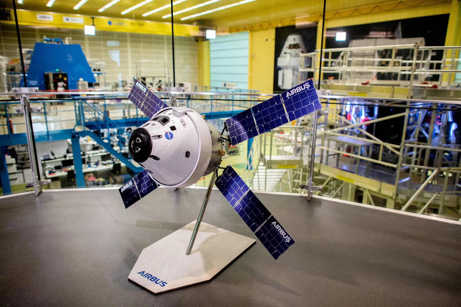 Von Airbus entwickeltes Servicemodul steht im Gebäude der ArianeGroup Von Airbus entwickeltes Servicemodul steht im Gebäude der ArianeGroup