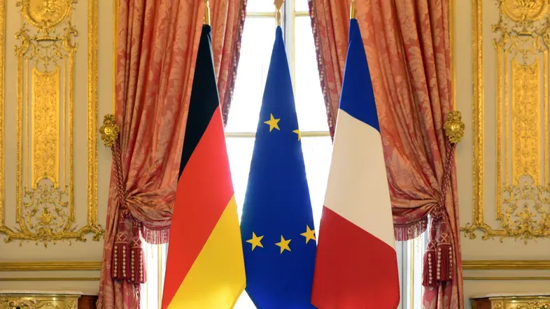 Die Flaggen von Deutschland, EU und Frankreich