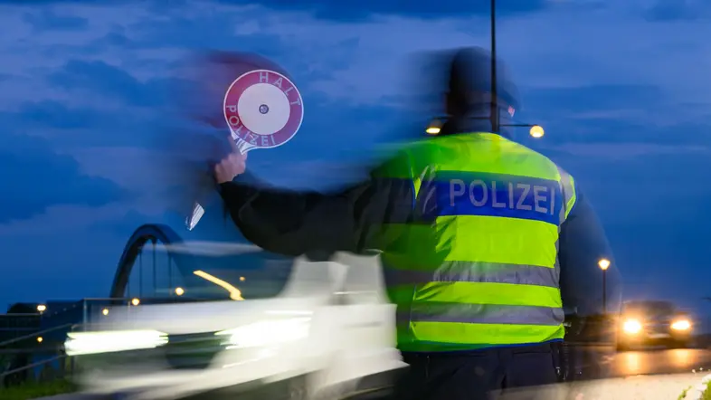 Bundespolizist kontrolliert am frühen Morgen an einem Grenzübergang zu Polen