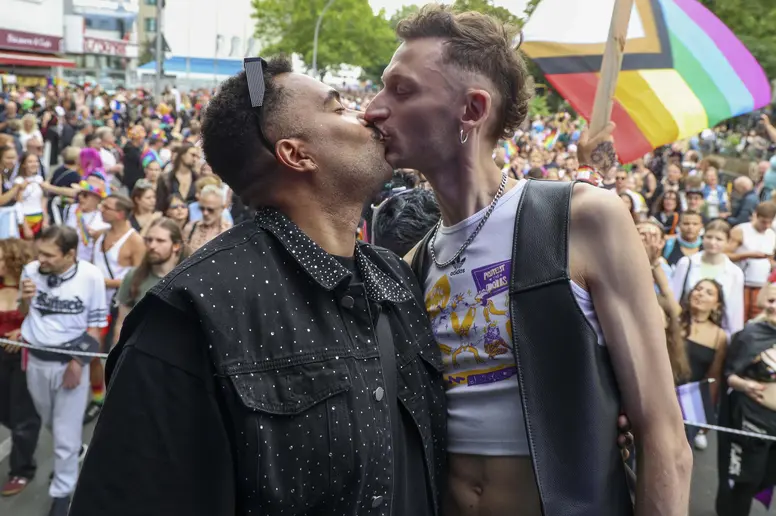 Zwei küssende Männer beim Christopher Street Day in Berlin.