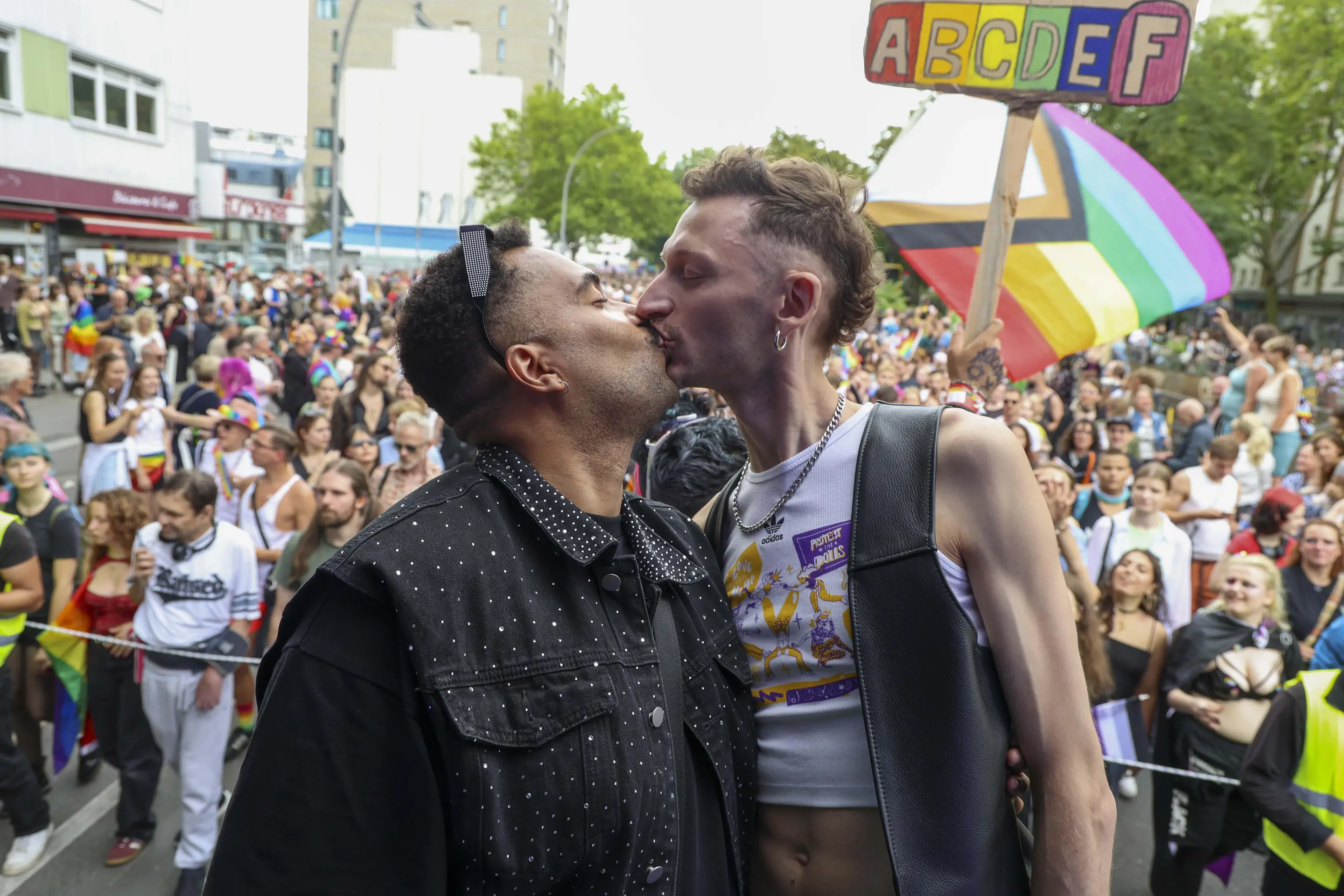 Schutz der sexuellen Identität Knutscherei am Christopher Street Day in Berlin: Seit Jahren fordern queere Verbände, den Schutz der sexuellen Identität im Grundgesetz zu verankern.