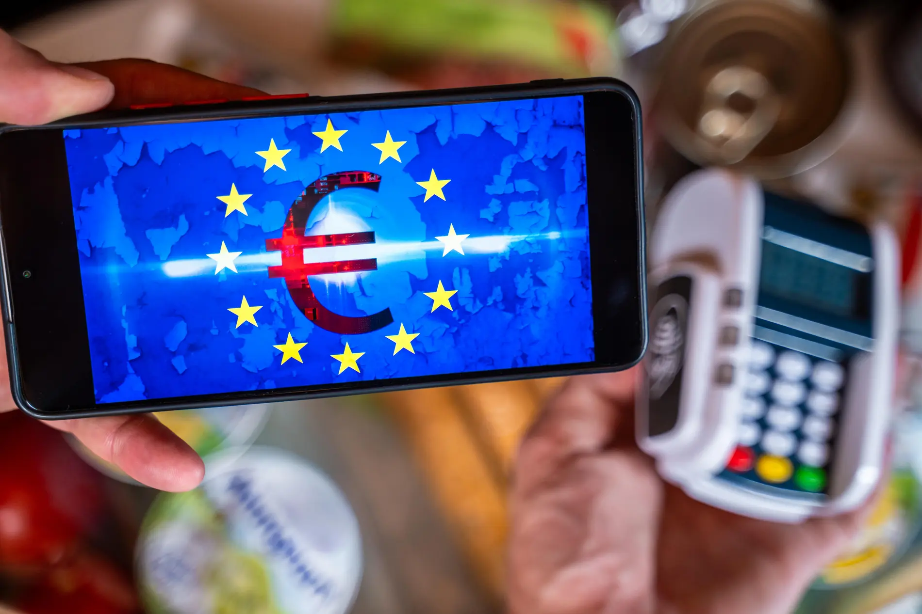 Digitaler Euro Ein Kunde bezahlt seinen Einkauf mit dem digitalen Euro per Smartphone und Kartenlesegerät.