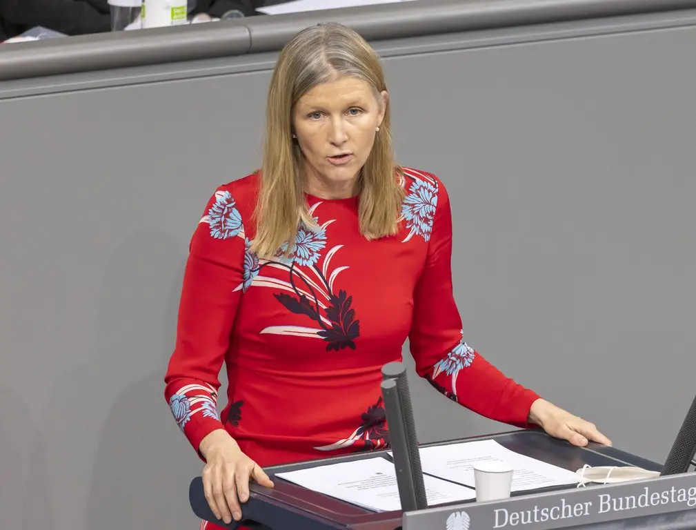 Ann-Veruschka Jurisch am Rednerpult im Deutschen Bundestag