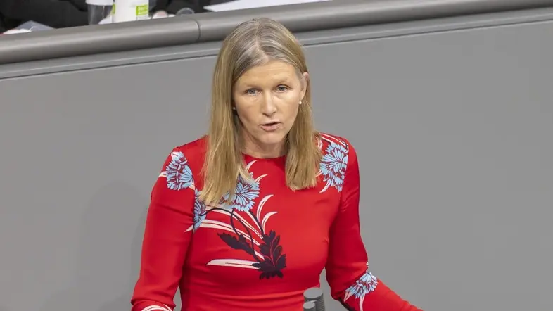 Ann-Veruschka Jurisch am Rednerpult im Deutschen Bundestag
