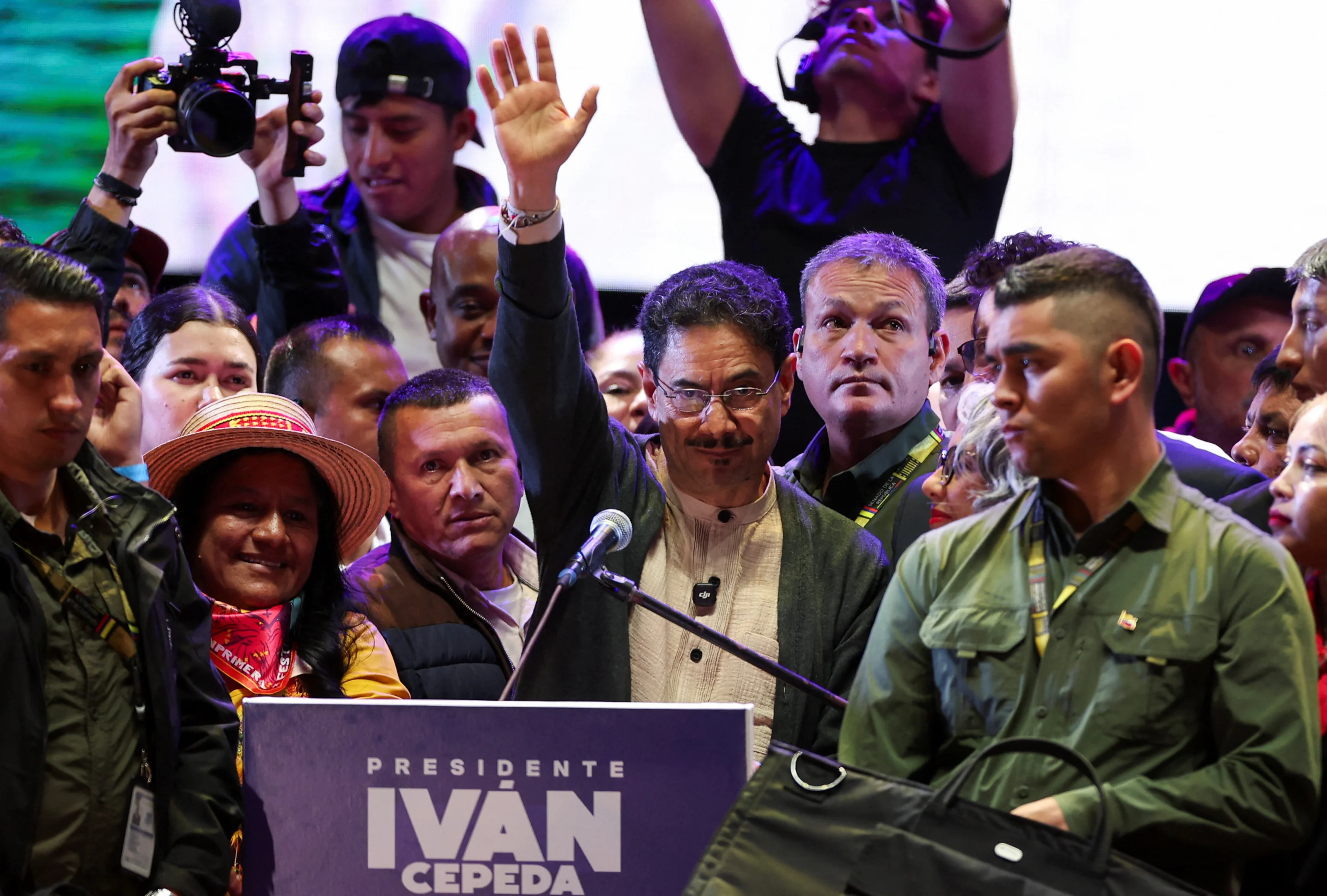 Iván Cepeda während des Wahlkampfes am Mikrofon