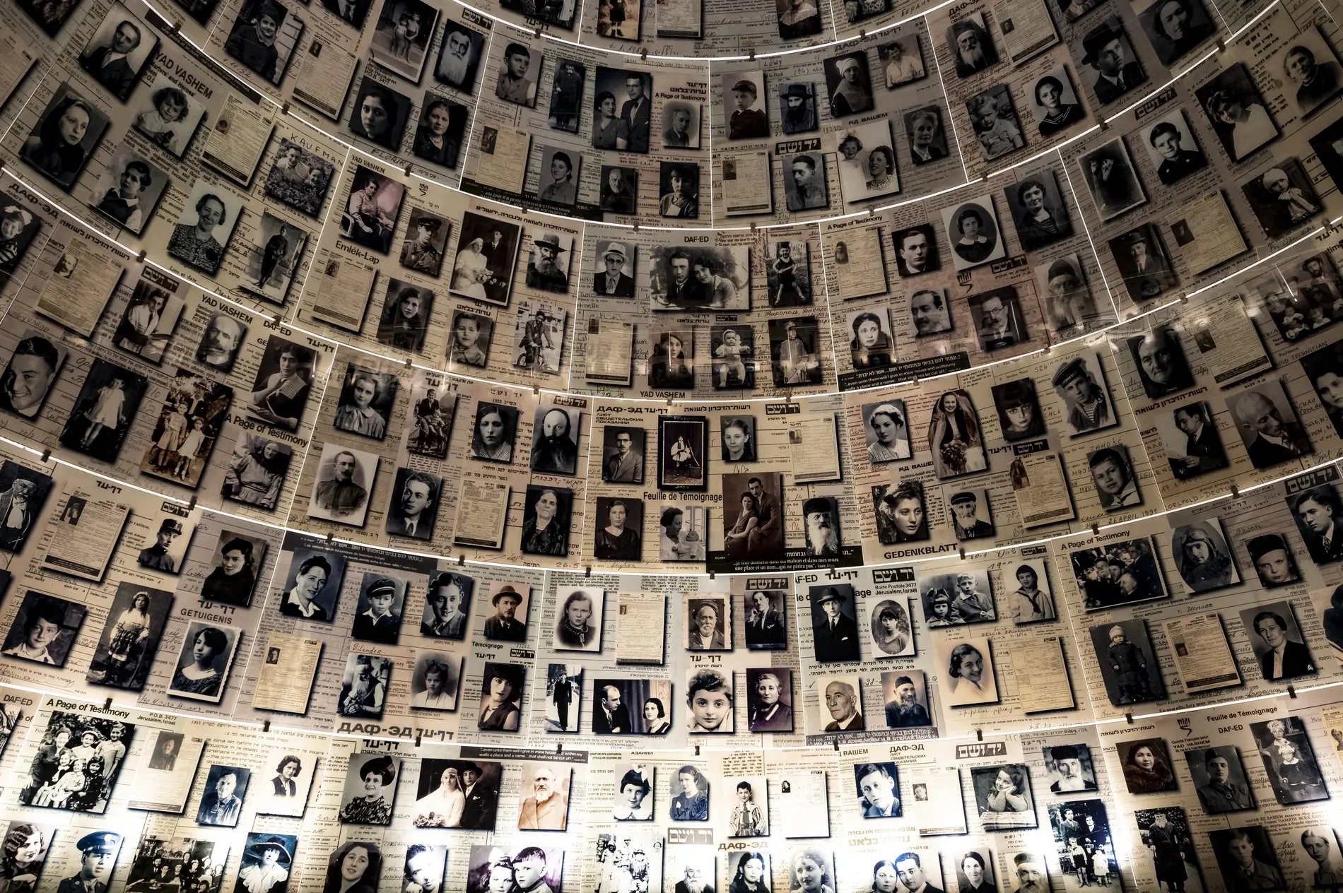 Die Halle der Namen in der Holocaust Gedenkstätte Yad Vashem Die Halle der Namen in der Holocaust Gedenkstätte Yad Vashem