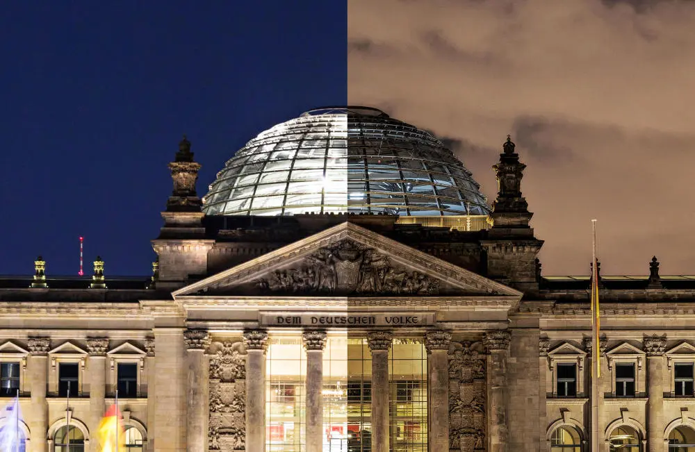 Die Reichstagskuppel jeweils zur Hälfte beleuchtet und dunkel