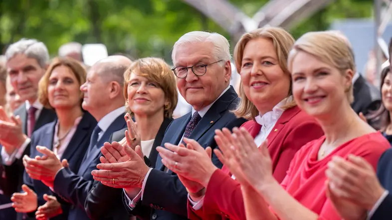 Olaf Scholz, Frank-Walter Steinmeier, Bärbel Bas und weitere beim Staatsakt