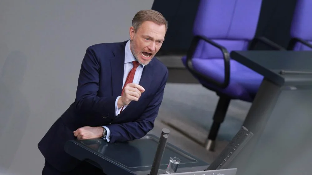 Christian Lindner am Rednerpult mit ernster Mimik und Gestik