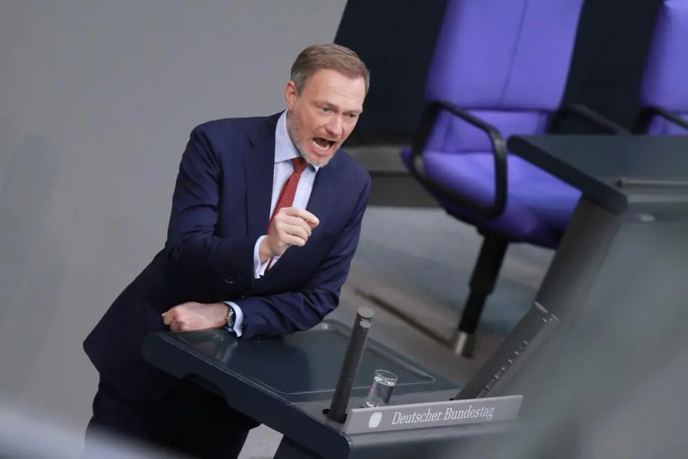 Christian Lindner Christian Lindner am Rednerpult mit ernster Mimik und Gestik