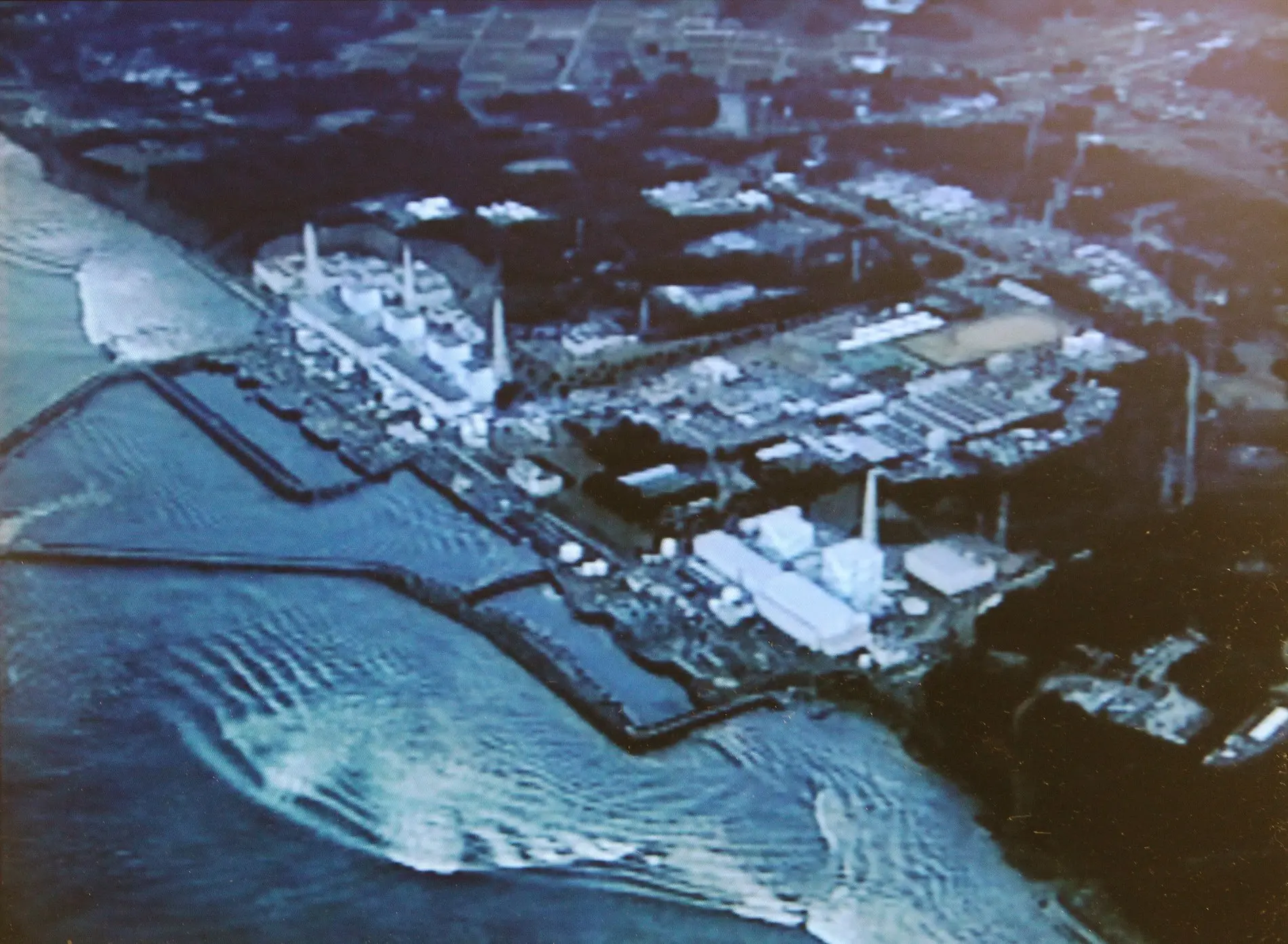 Tsunami-Welle rollt auf AKW Fukushima  1 zu ausgenommen aus der Luft.