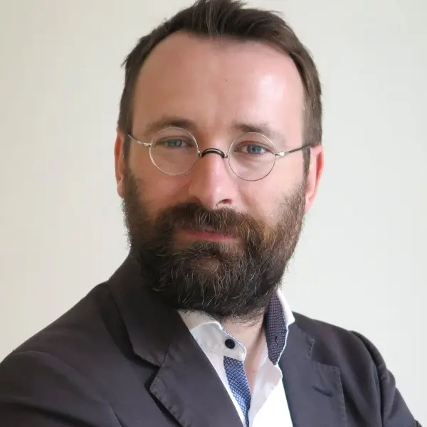 Porträt von Jakob Schlandt mit Bart und Brille