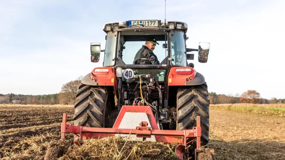 Ein Traktor auf dem Feld