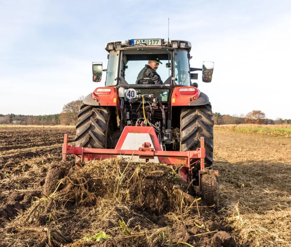 Ein Traktor auf dem Feld