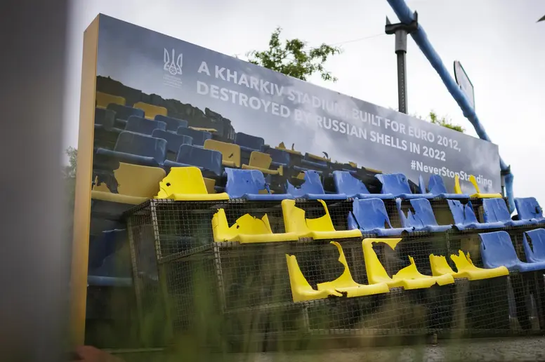 Zerstörte Tribüne aus dem Charkiwer Stadion in der Fanzone in Berlin
