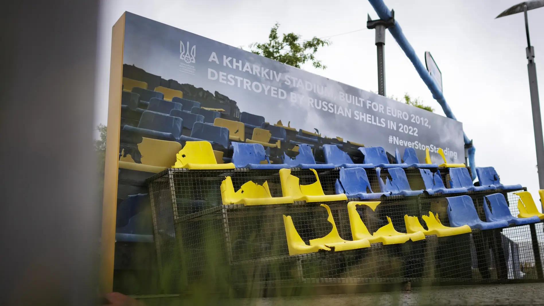 Zerstörte Tribüne aus dem Charkiwer Stadion in der Fanzone in Berlin