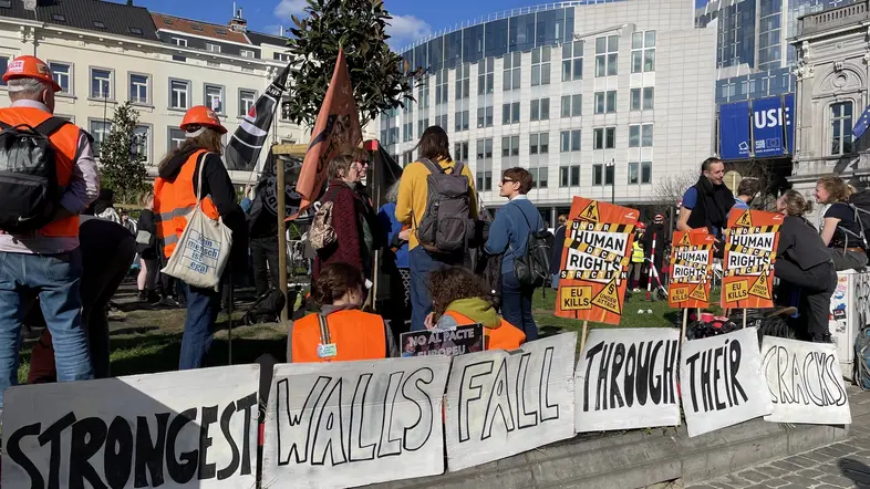 Protestierende vor dem Europäischen Parlament in Brüssel, Belgien.