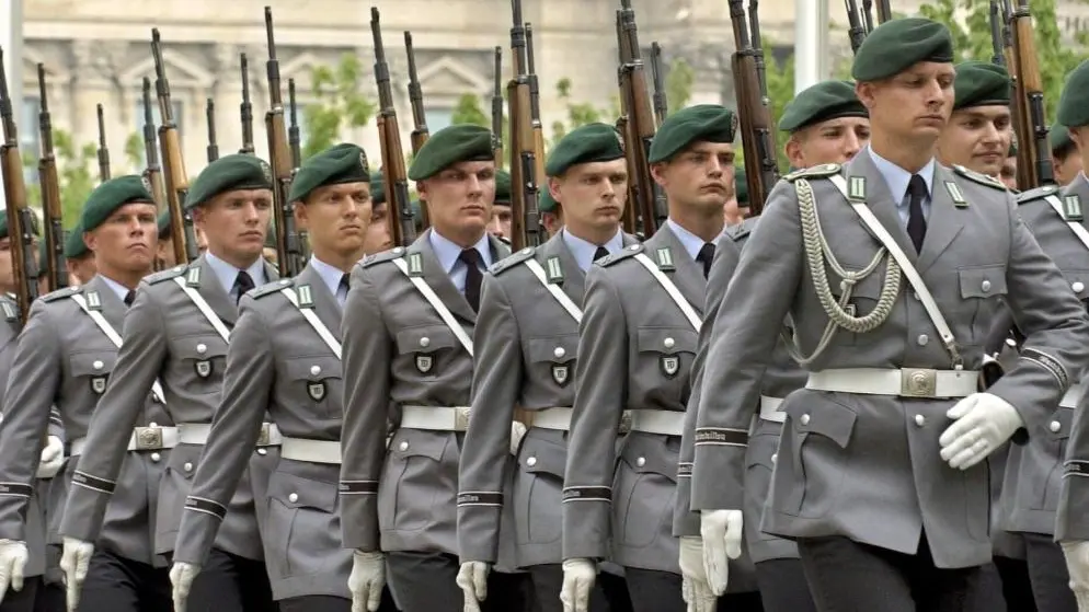 Soldaten einer Ehrenformation der Bundeswehr vor dem Berliner Reichstag