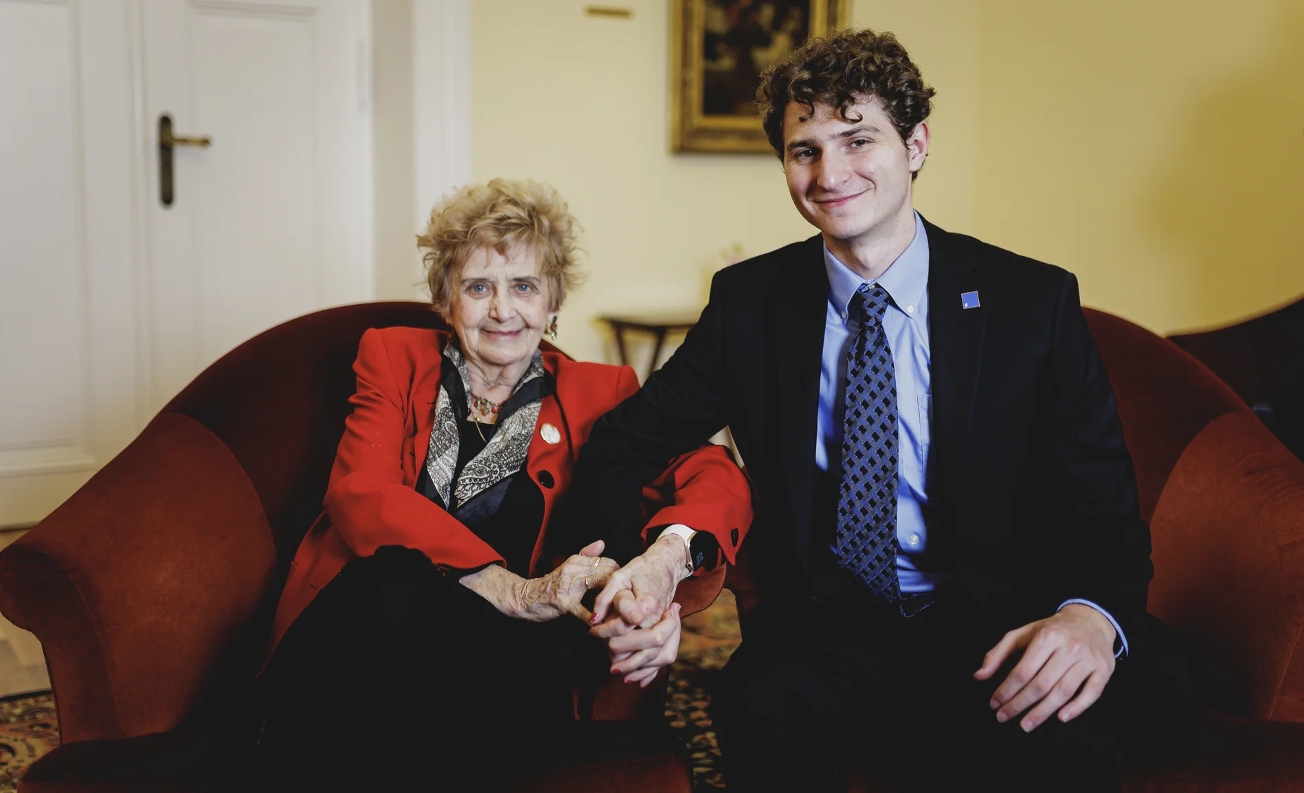 Tova Friedman und ihr Enkel Aron Goodman bei einem Interview im Bundestag